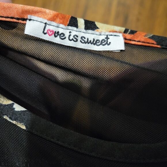 Love is Sweet no size tag but measures 21in across chest - Picture 2 of 2